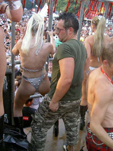 SP2003 Parade 64